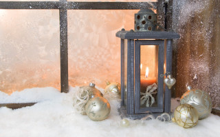 Lantern candle snowy window stilllife - a lantern free wallpaper for desktop