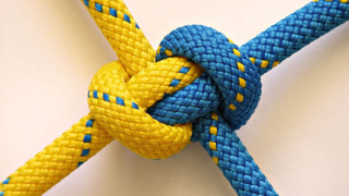 Blue yellow knot abstract sculpture - a white surface free wallpaper