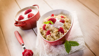 Oatmeal raspberries yogurt towel redpot - coppo di marcovaldo free wallpaper