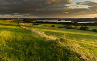Grassy field river clouds evening - crepuscular free wallpaper for desktop