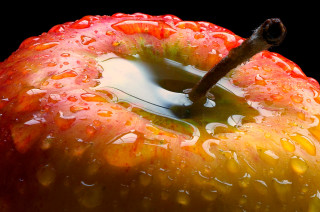 Red apple water drops photorealistic - a red apple free wallpaper for desktop