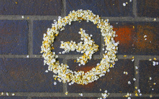 Wreath flowers brickwall letterg scattered - a wreath free wallpaper