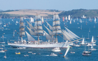 Sailboat ocean cityscape bridge horizon 2 - many free wallpaper