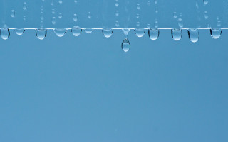 Scissors water droplets blue background - a sky background behind free wallpaper