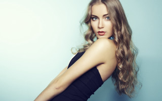 Woman long hair blue background - a blue wall behind her free wallpaper