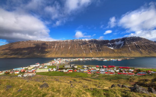 Small town hill lake mountain - a small town free wallpaper