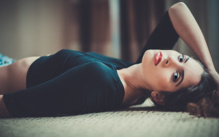 Annabel eyres woman laying blurry - annabel eyres free wallpaper