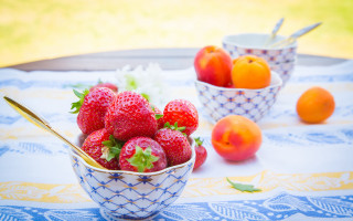Bowl strawberries peaches table summer - american impressionism free wallpaper