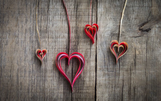 Red hearts hanging wooden strings - free hearts wallpaper
