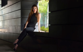 Woman sitting ledge fashion portrait - contemporary fashion free wallpaper