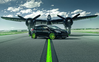 Car plane runway green line - the middle of the road free wallpaper