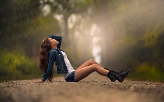 Woman sitting crossed legs blurry - art photography free wallpaper