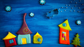 House tree blue background snowflakes - free christmas wallpaper