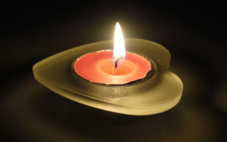 Lit candle plate tabletop black - free light wallpaper for desktop