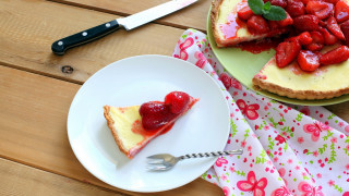 Cheesecake strawberries fork plate pastel - betty merken free wallpaper for desktop