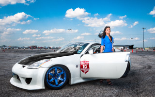 Woman sportscar parkinglot clouds matte - rim free wallpaper