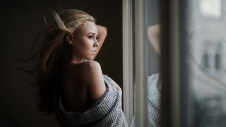 Woman leaning window blonde blurry - a ponytail free wallpaper