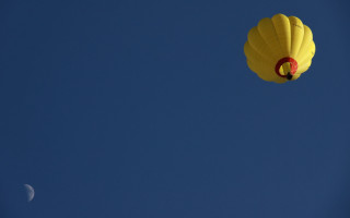 Yellow hot air balloon half - telephoto free wallpaper