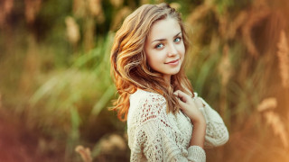 Woman sweater field blonde blue - a white sweater free wallpaper