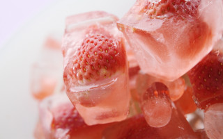 Strawberry ice cubes water droplets - a plate free wallpaper for desktop