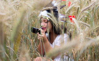 Woman headdress camera wheat field - a camera free wallpaper for desktop