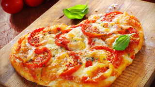 Pizza tomatoes basil cuttingboard autumn - a cutting board next free wallpaper