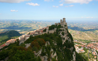 Castle town valley mountains landscape - a valley below free wallpaper