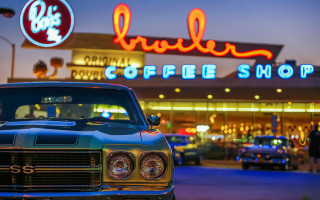 Car coffee shop neon night - a neon free wallpaper