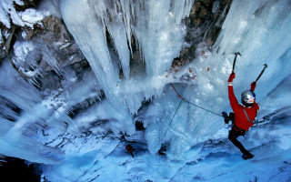 Man red jacket climbing ice - a rope free wallpaper