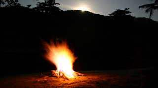 Campfire flames mountain night sunset - a bright sun free wallpaper