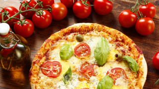 Pizza tomatoes basil oliveoil cherrytomatoes - a pizza free wallpaper for desktop