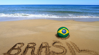 Beachball brasil sand ocean tiltshift - foto realistic free wallpaper