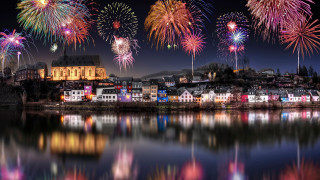 City fireworks lake mystical colors - free new year wallpaper for desktop