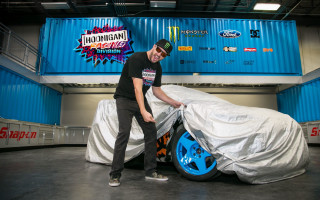 Man covering car garage blue - a blue wall behind free wallpaper