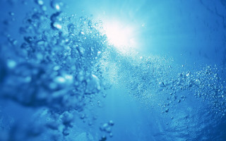 Blue ocean bubbles sunshine underwater - a blue ocean free wallpaper