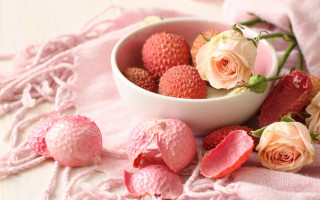 Bowl strawberries roses pink blanket - the floor behind free wallpaper
