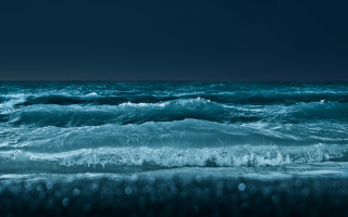Dark blue ocean waves shore - a dark sky in the background free wallpaper