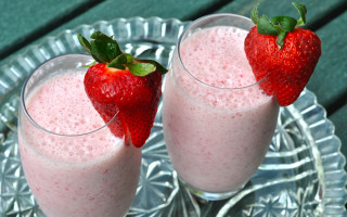 Strawberry milkshake glasses plate strawberry - a strawberry free wallpaper
