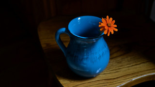 Blue vase flower wooden table - a blue vase free wallpaper