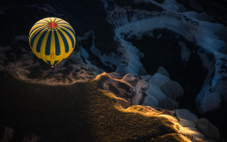 Hot air balloon mountain night - a hot air balloon free wallpaper