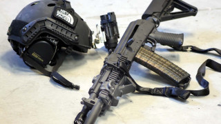 Guns helmet ground scattered mecha - round free wallpaper for desktop