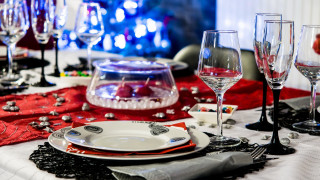 Holiday dinner table glasses plates - table cloth free wallpaper
