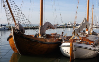 Boats docked ecological art matte - erlund hudson free wallpaper
