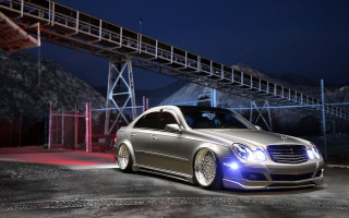 Silver car parked night bridge - pearlescent free wallpaper