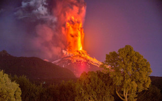 Volcano eruption smoke ash night - a volcano free wallpaper