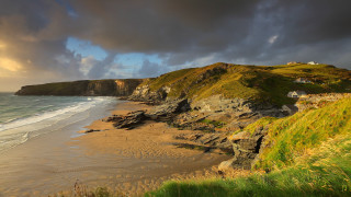 Beach cliff house water cloudy - dramatic light free wallpaper for desktop