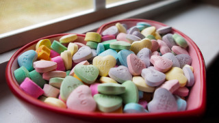 Heart bowl candy hearts window - free valentines wallpaper