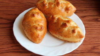 Three bread pieces white plate - a white plate free wallpaper
