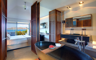 Bathroom large tub ocean view - a bathroom free wallpaper