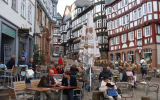 Heidelberg courtyard group flag statue - a group of people sitting free wallpaper